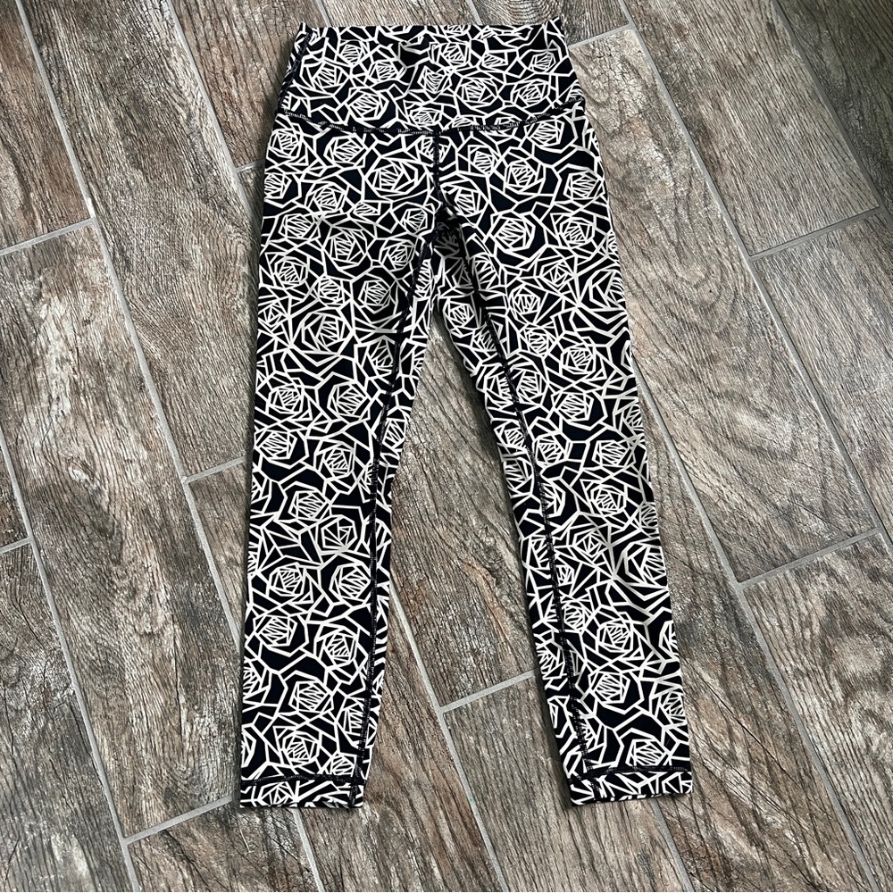 Lululemon Athletica High Times Pant, Geometric Rose Print, Black White, Size 6 - Picture 2 of 7